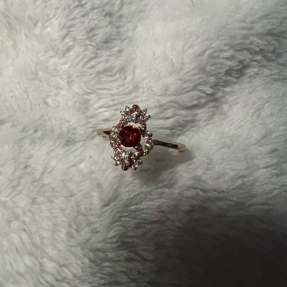 Fragrant jewels red and gold ring